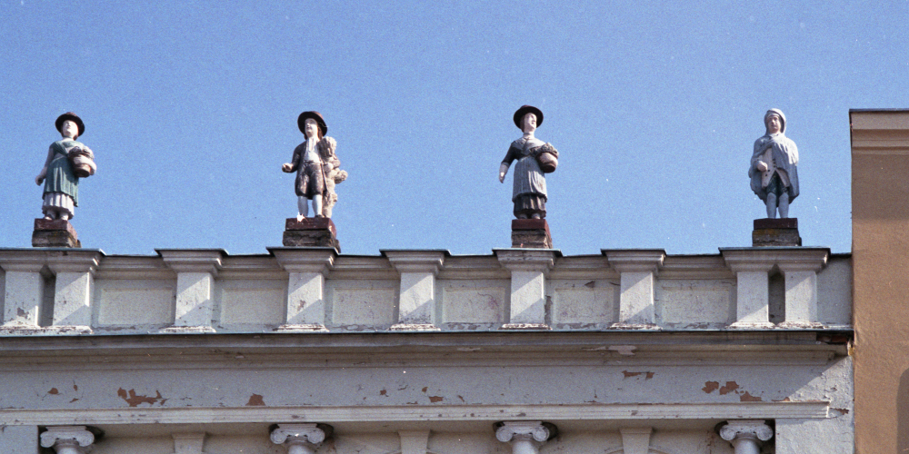 Figuren auf einem Haus in Tczew